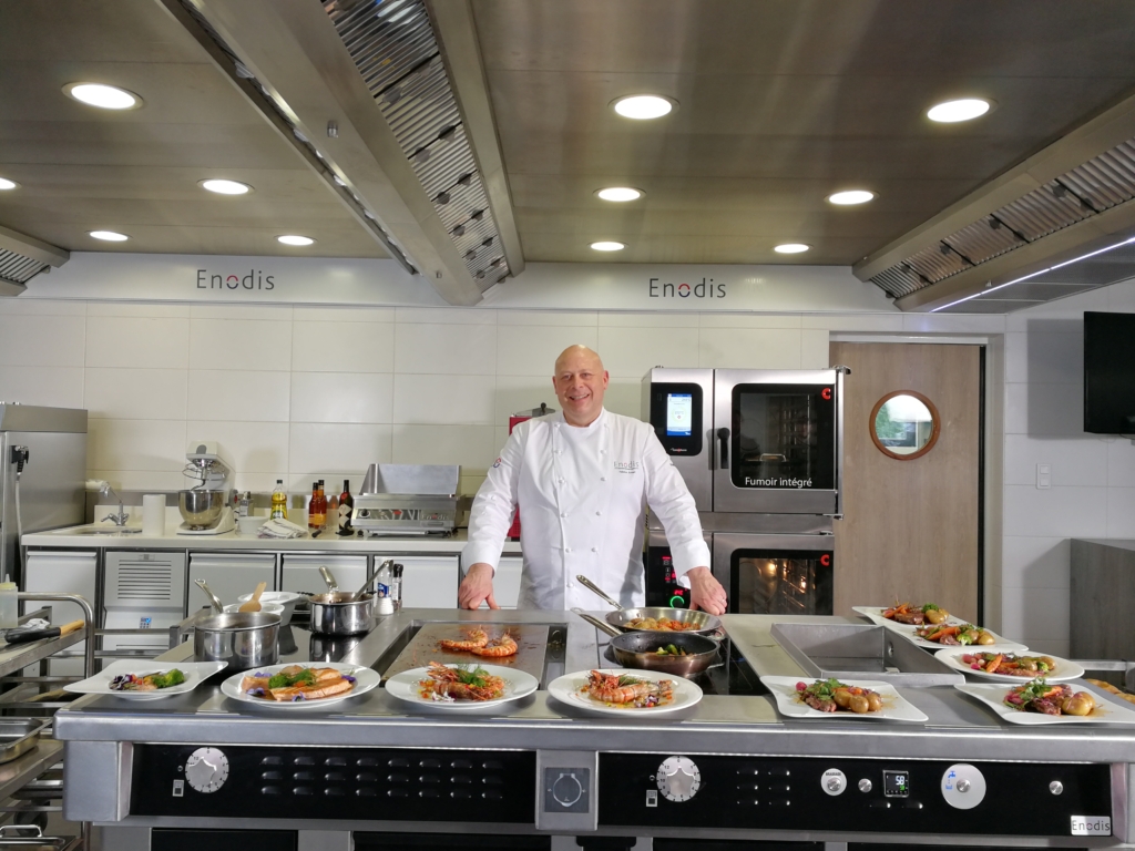 chef cuisinier ayant réalisé un atelier culinaire de formation cuisine professionnelle et montrant ses réalisations
