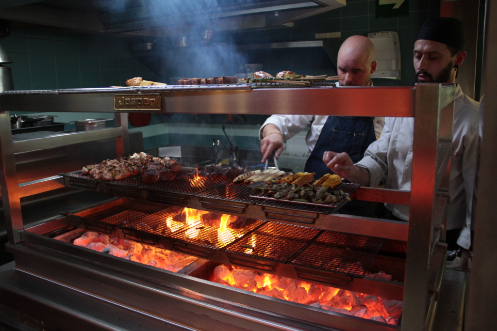 equipe de cuisine professionnelle avec un grill faisant rotir des aliments