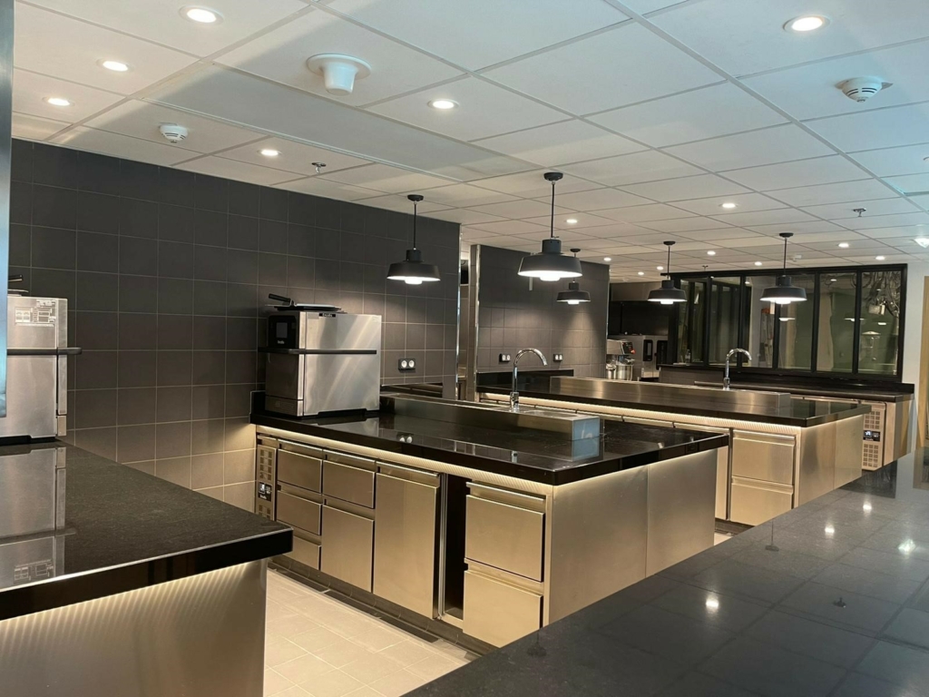 cuisine professionnelle comprenant plusieurs plan de travail